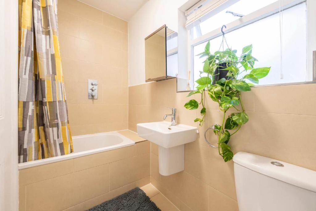 Luxury 4 Bedroom Flat With Stunning Shard View From Terrace In Central London! Next To Station, Sleeps 9 Quarto foto